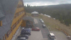 Parkoviště a hlavní vchod