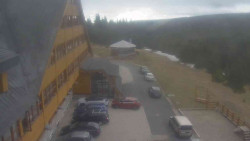 Parkoviště a hlavní vchod