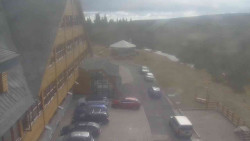 Parkoviště a hlavní vchod