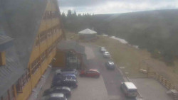 Parkoviště a hlavní vchod