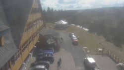 Parkoviště a hlavní vchod