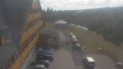 Parkoviště a hlavní vchod