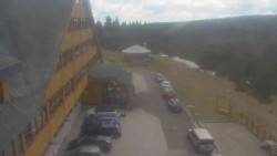 Parkoviště a hlavní vchod