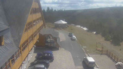 Parkoviště a hlavní vchod