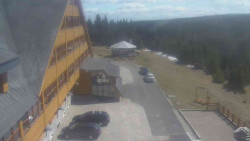 Parkoviště a hlavní vchod