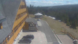 Parkoviště a hlavní vchod