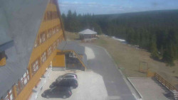 Parkoviště a hlavní vchod