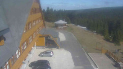 Parkoviště a hlavní vchod