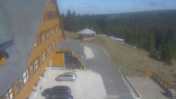 Parkoviště a hlavní vchod