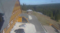 Parkoviště a hlavní vchod