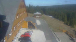 Parkoviště a hlavní vchod