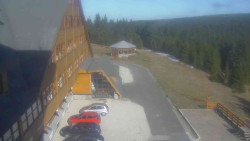 Parkoviště a hlavní vchod