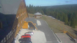 Parkoviště a hlavní vchod