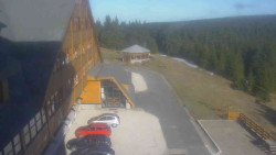 Parkoviště a hlavní vchod