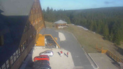 Parkoviště a hlavní vchod