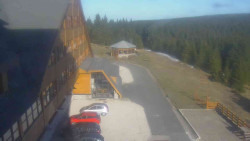 Parkoviště a hlavní vchod