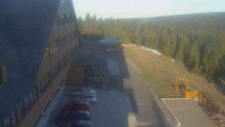 Parkoviště a hlavní vchod