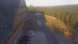 Parkoviště a hlavní vchod