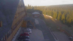 Parkoviště a hlavní vchod