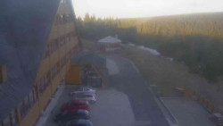 Parkoviště a hlavní vchod