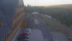 Parkoviště a hlavní vchod