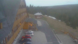 Parkoviště a hlavní vchod