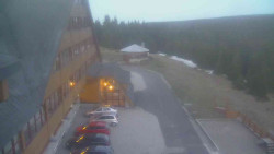 Parkoviště a hlavní vchod