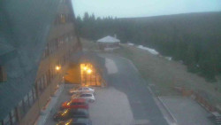 Parkoviště a hlavní vchod