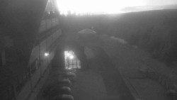 Parkoviště a hlavní vchod