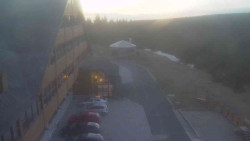 Parkoviště a hlavní vchod