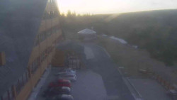 Parkoviště a hlavní vchod