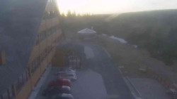 Parkoviště a hlavní vchod