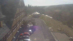 Parkoviště a hlavní vchod