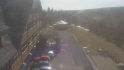 Parkoviště a hlavní vchod