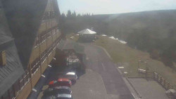 Parkoviště a hlavní vchod