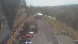 Parkoviště a hlavní vchod