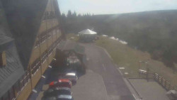 Parkoviště a hlavní vchod