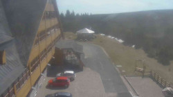 Parkoviště a hlavní vchod