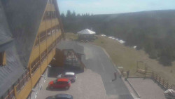 Parkoviště a hlavní vchod