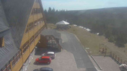 Parkoviště a hlavní vchod