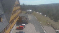 Parkoviště a hlavní vchod