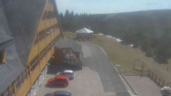 Parkoviště a hlavní vchod