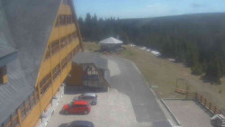 Parkoviště a hlavní vchod