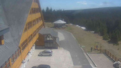 Parkoviště a hlavní vchod