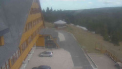 Parkoviště a hlavní vchod