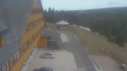 Parkoviště a hlavní vchod