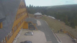 Parkoviště a hlavní vchod