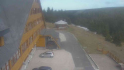 Parkoviště a hlavní vchod