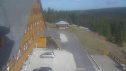 Parkoviště a hlavní vchod