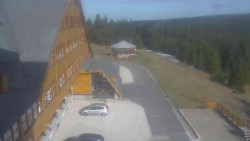 Parkoviště a hlavní vchod